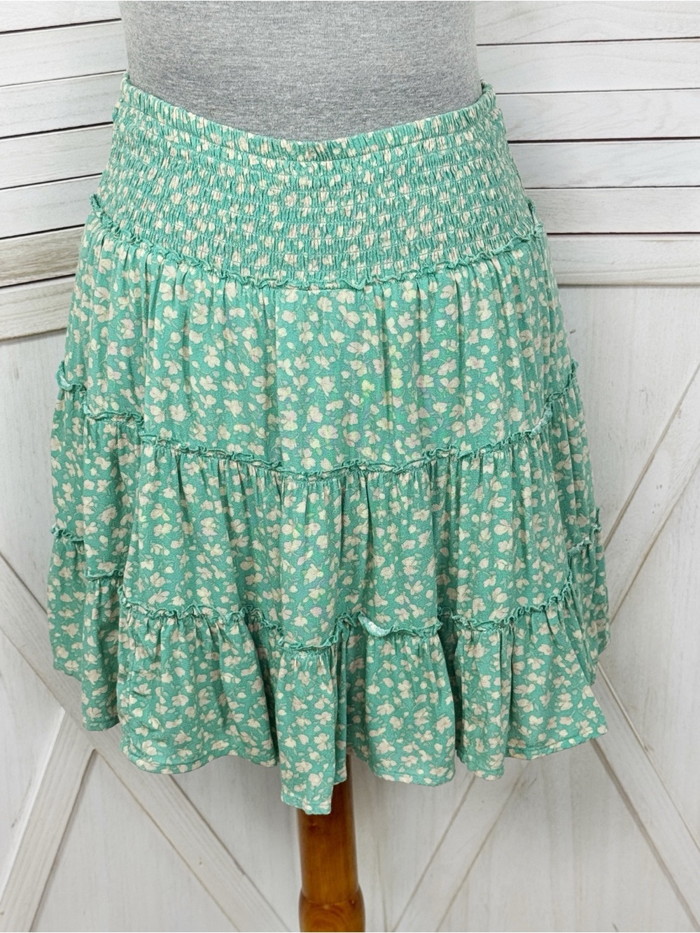American Eagle Ditsy Floral Tiered Ruffle Y2K Mini Skirt Green Cream Small